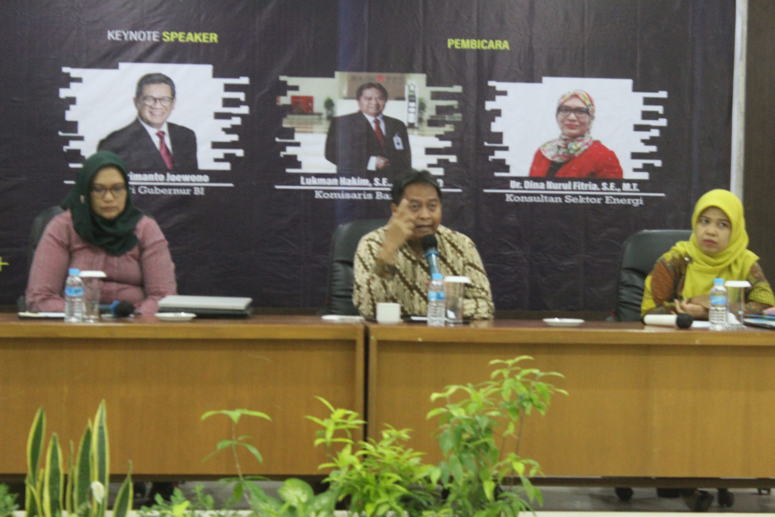 BPU FEB UNS Gelar Seminar Economic Outlook 2023: Prospek Ekonomi ...