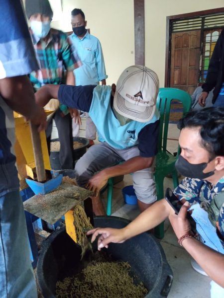Tim Pengabdian Masyarakat Prodi Ekonomi Pembangunan Beri Pendampingan Peternak Ikan Desa Trenceng