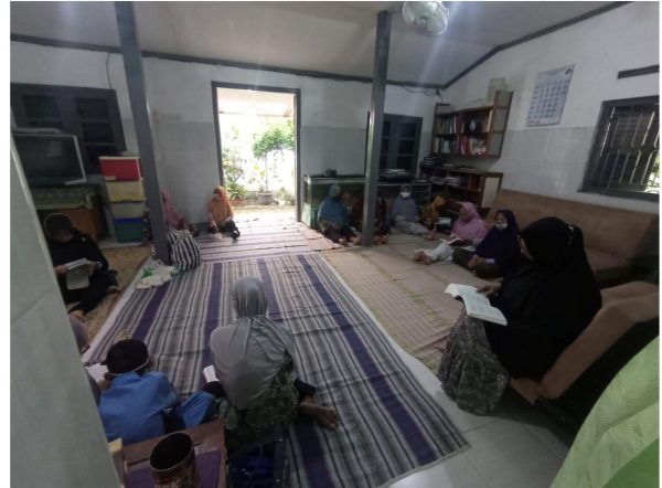 Tim Pengabdian Masyarakat FEB UNS Dampingi Kelompok Qoryah Thoyibah Surakarta  dalam Pengelolaan Usaha Makanan Khas Solo