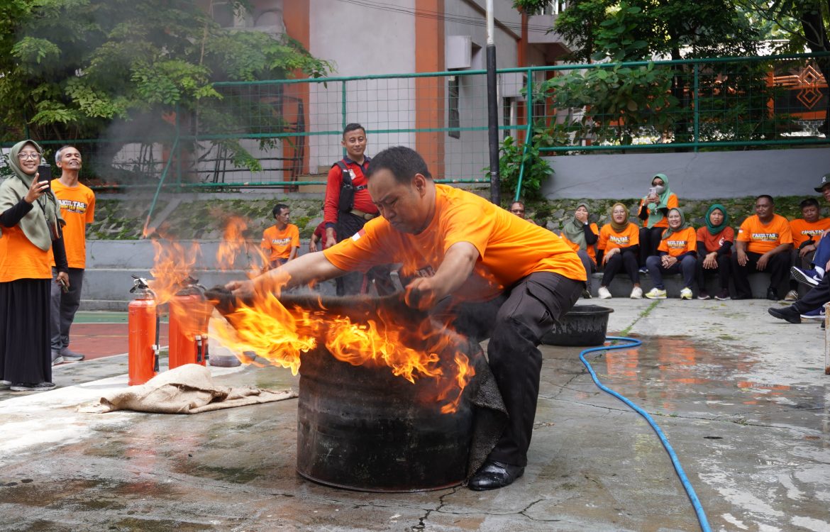 FEB UNS Academic Support Staff Participate in Fire Mitigation Training and Simulation Light Fire Extinguisher Usage