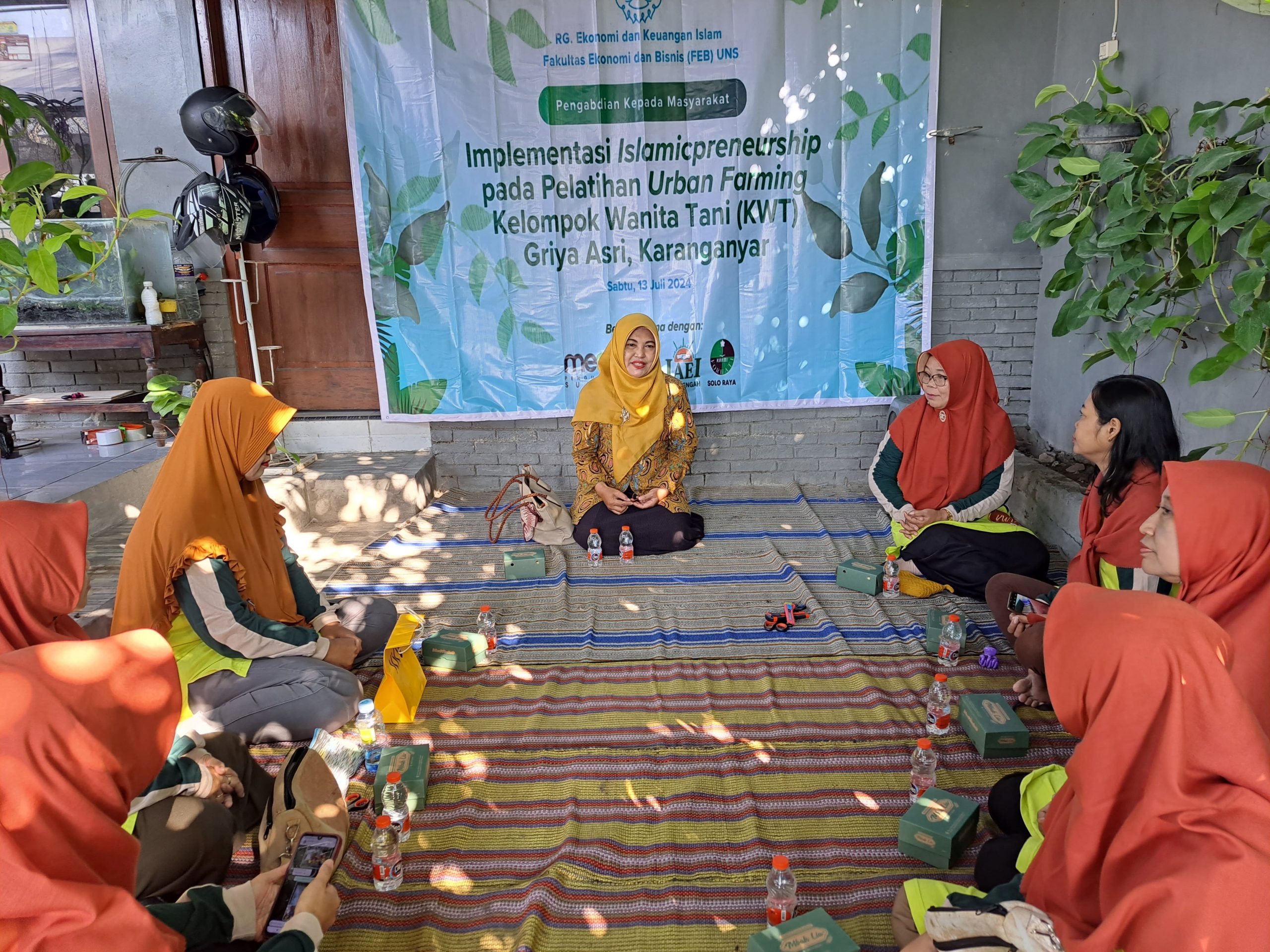RG Ekonomi dan Keuangan Islam FEB UNS Beri Pelatihan Urban Farming pada Kelompok Wanita Tani Griya Asri Karanganyar