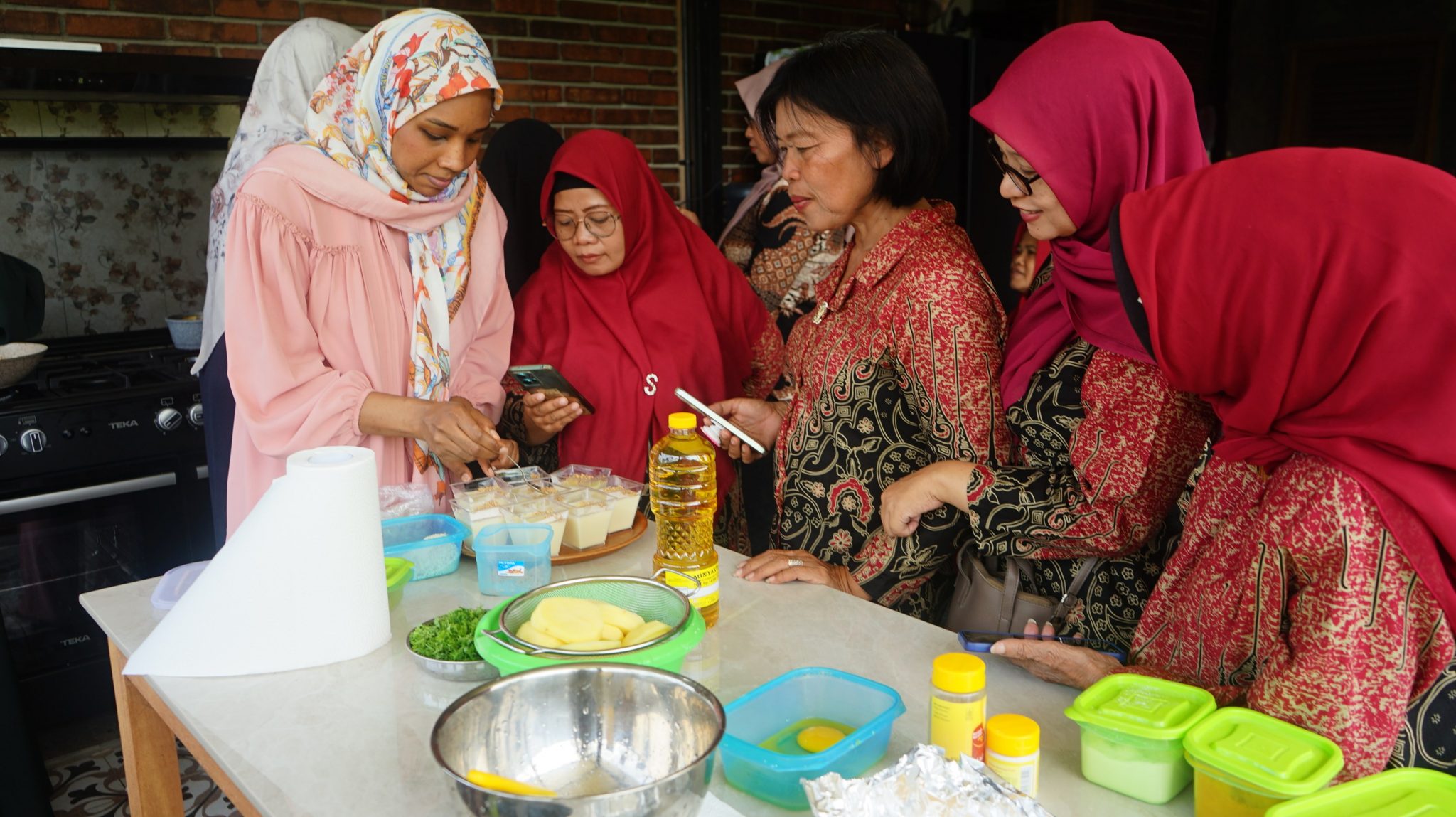 Mahasiswa Feb Asal Libya Latih Memasak Di Pengabdian Masyarakat