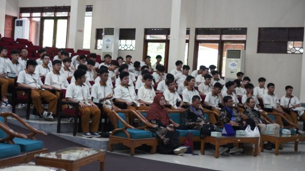 FEB UNS Terima Kunjungan SMA IT Nurul Fikri Depok