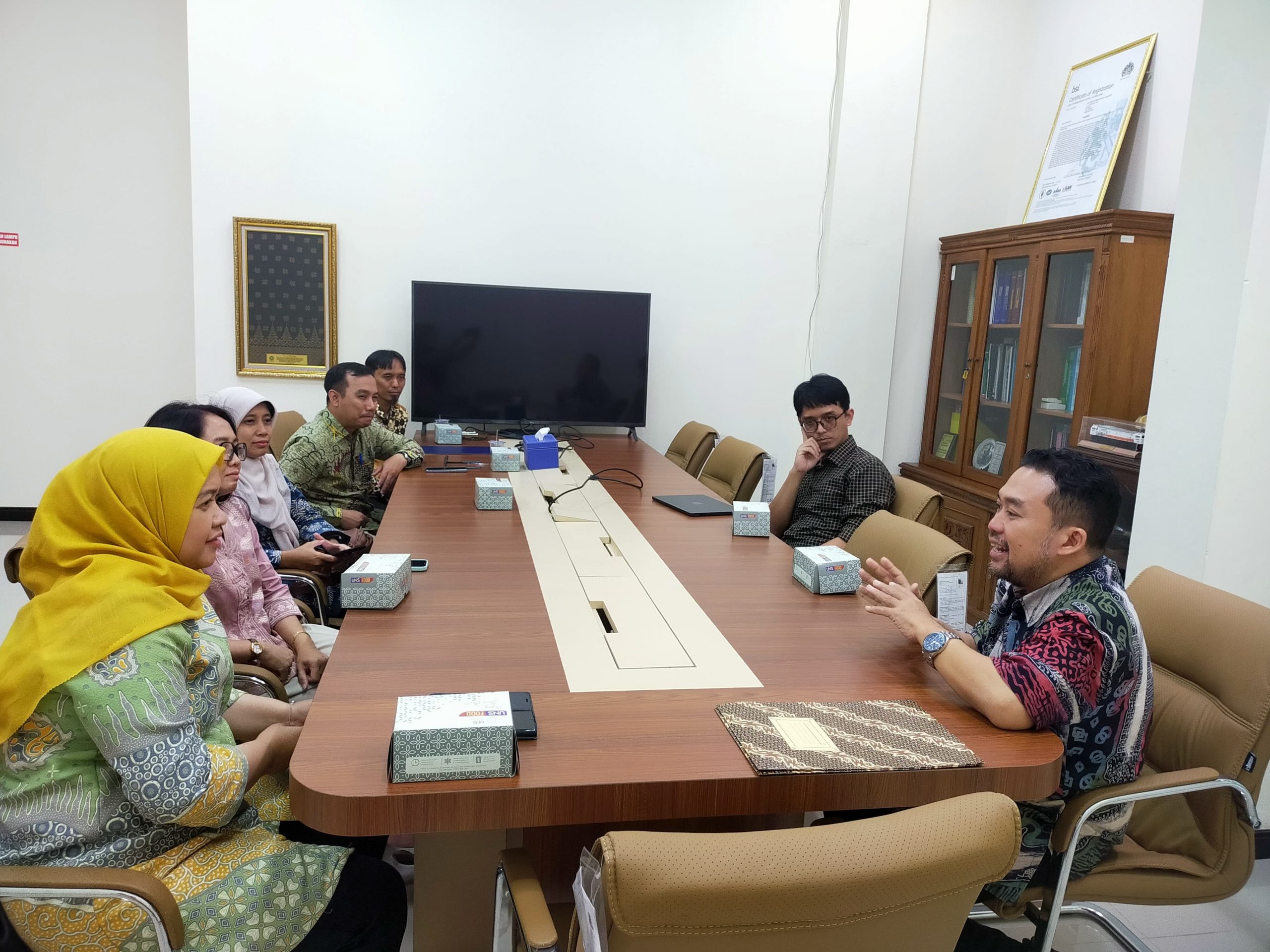 FEB UNS Menerima Kunjungan Kerja Sama FEB UT