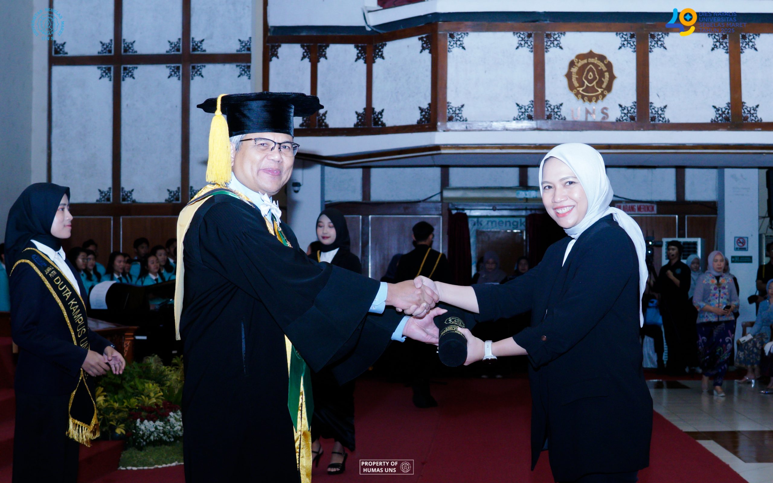 Bunga Herlina Terima Penghargaan Alumni Berprestasi UNS  