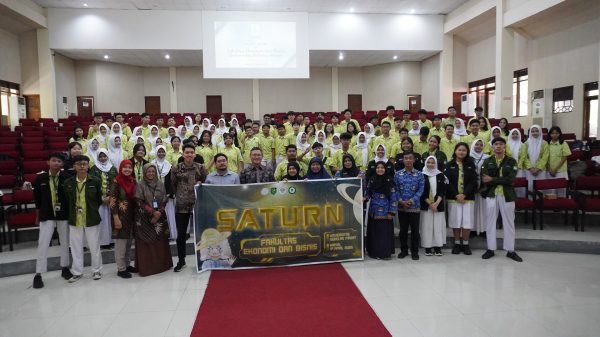 Kunjungan SMAN 1 Surakarta ke FEB UNS: Wakil Dekan Akademik dan Penelitian Sosialisasikan Kelas Internasional  