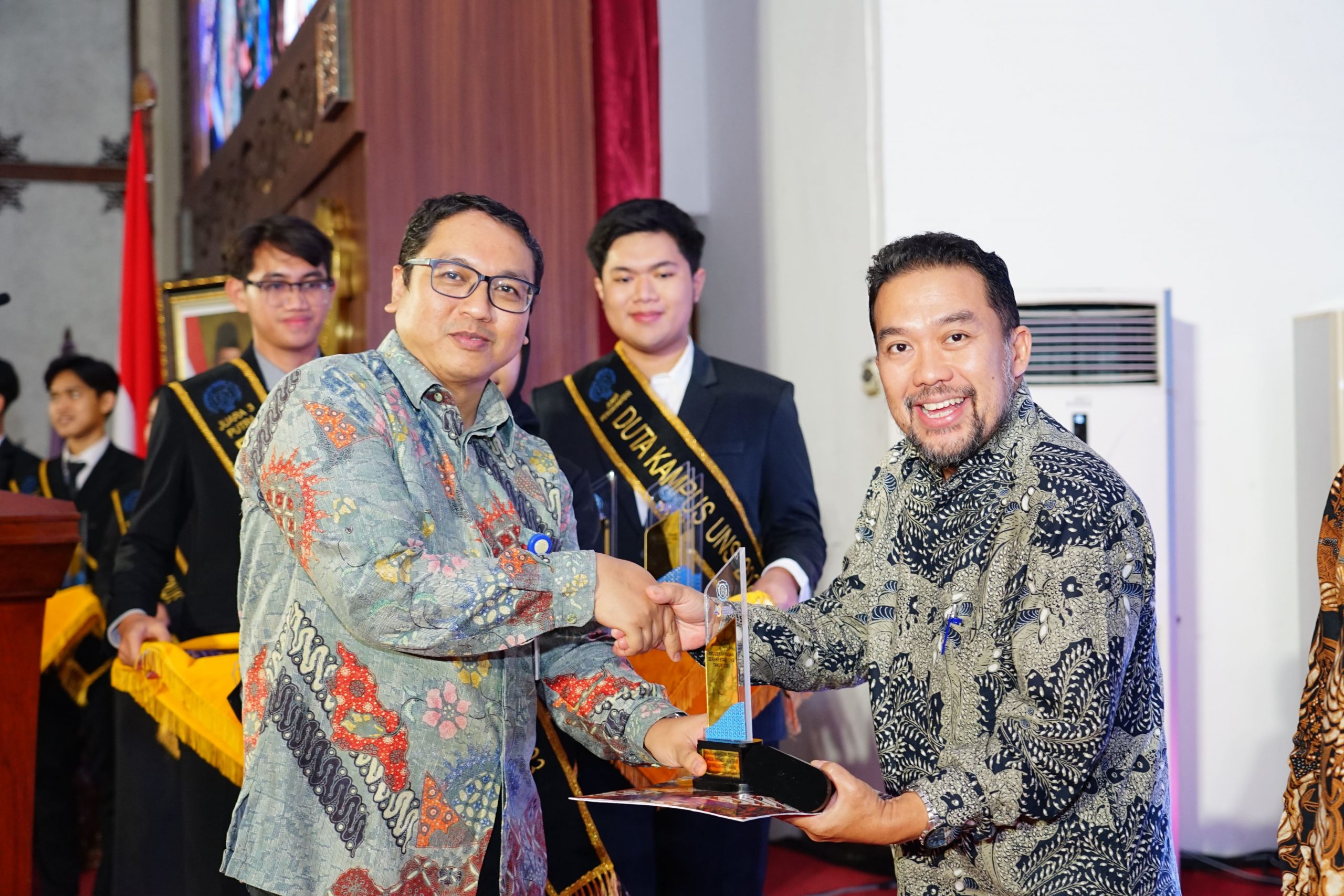 Malam Anugerah Insan Berprestasi UNS 2025, FEB Raih Sejumlah Penghargaan