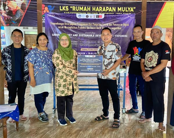 Sinergi Kampus Indonesia-Australia: Pengembangan Alat Pengering, Fashion dan Pemasaran Batik Ciprat Karangpatihan melalui TikTok Shop