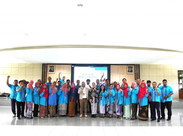 Tendik dan Dharma Wanita FEB UNS Ikuti Pelatihan Public Speaking