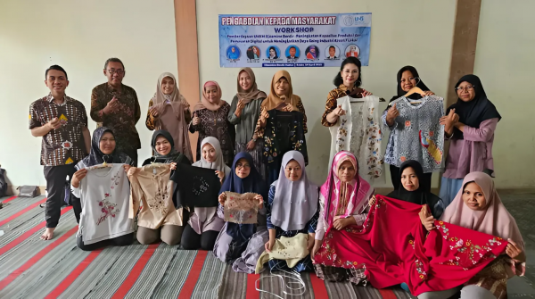 Grup Riset Kelembagaan dan SDM UNS Dorong UMKM Djasmine Bordir Kudus Naik Kelas, Bersaing di Pasar Nasional dan Global