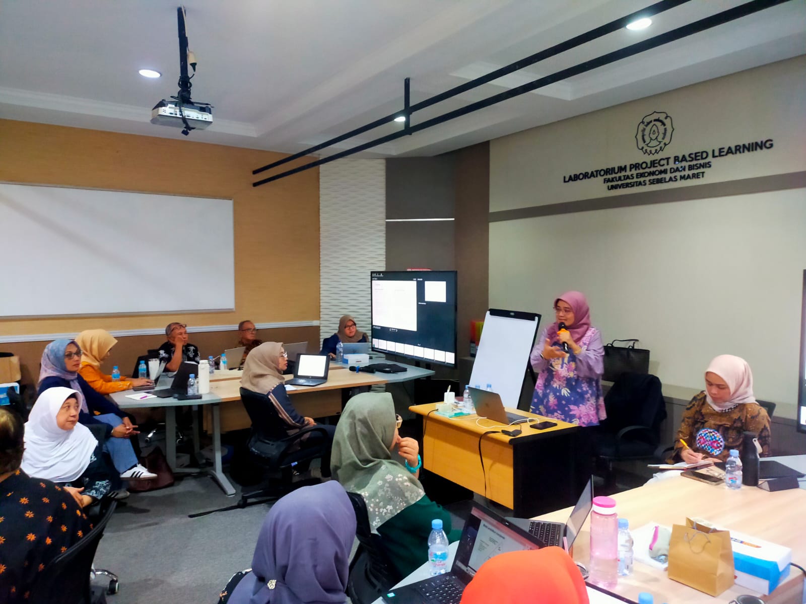 FEB UNS Faculty Members Participate in Training on Developing Case-Based and Project-Based Learning Modules