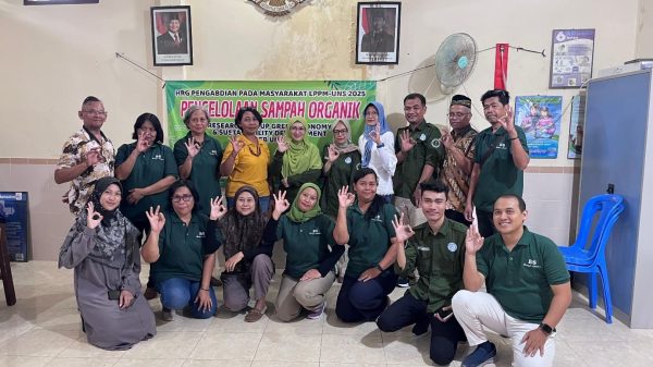 Riset Group Green Economy dan Sustainable Development FEB UNS Adakan Pelatihan Pengolahan Sampah Organik