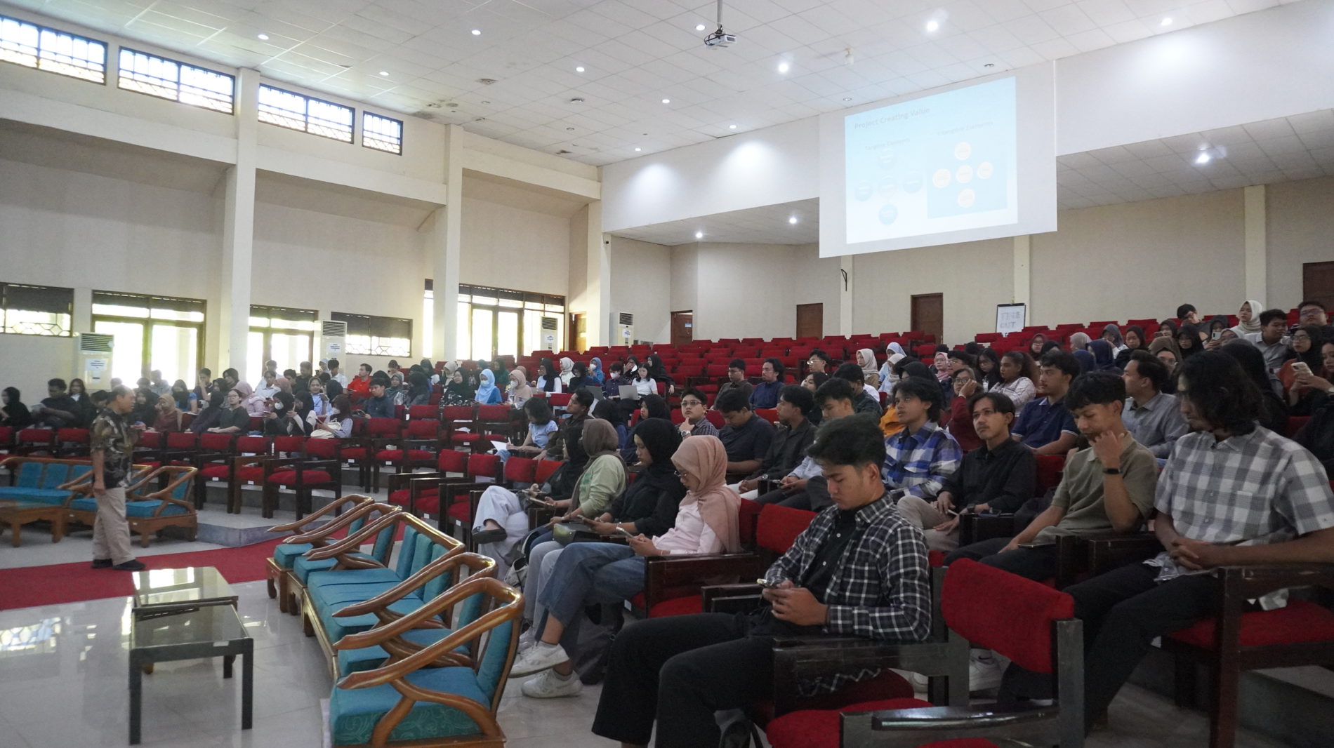 Kuliah Praktisi FEB UNS: Mengawal Kesuksesan Proyek melalui Project Integrated Monitoring & Controlling