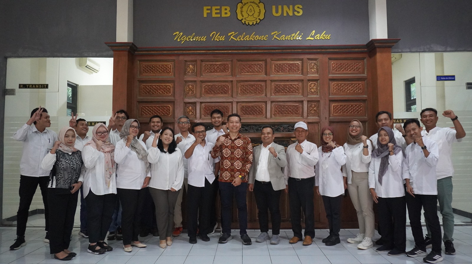 Prof. Evan Lau Poh Hock Shares Strategies for PhD Success and Scientific Publication with FEB UNS Lecturers