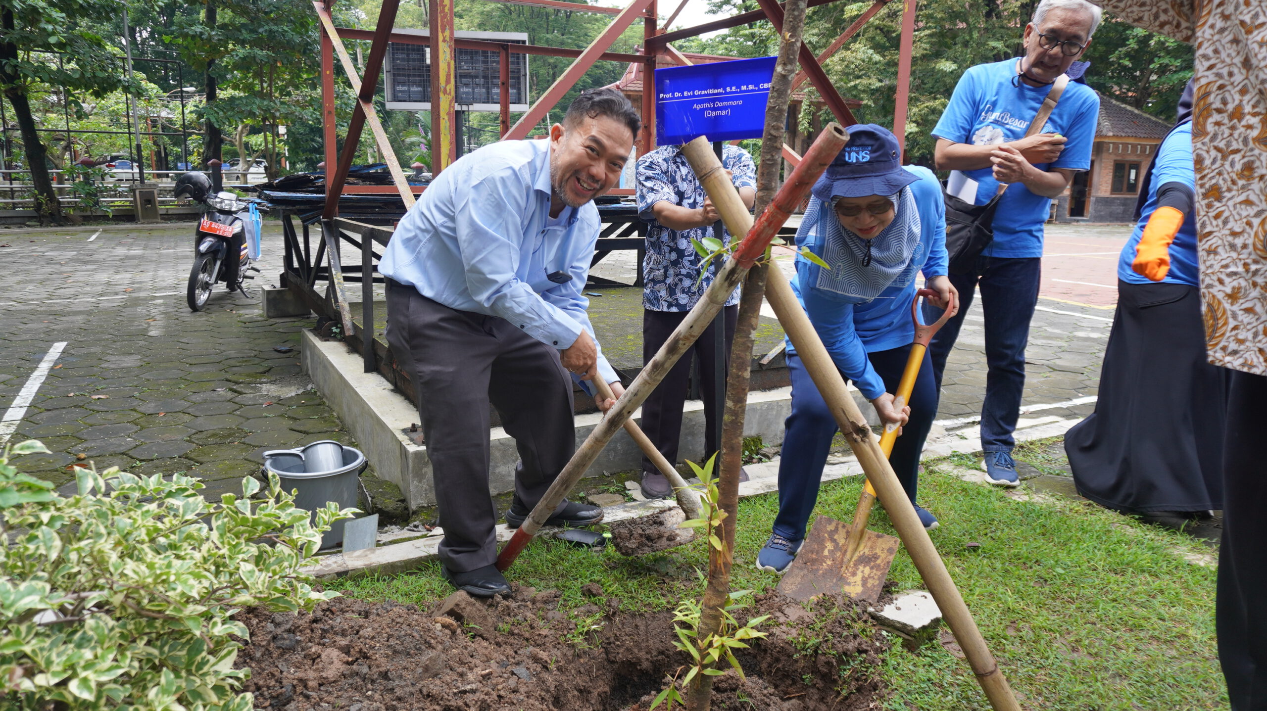 Newly Appointed Professors of FEB UNS Plant Trees in the Courtyard of Djarwanto Building