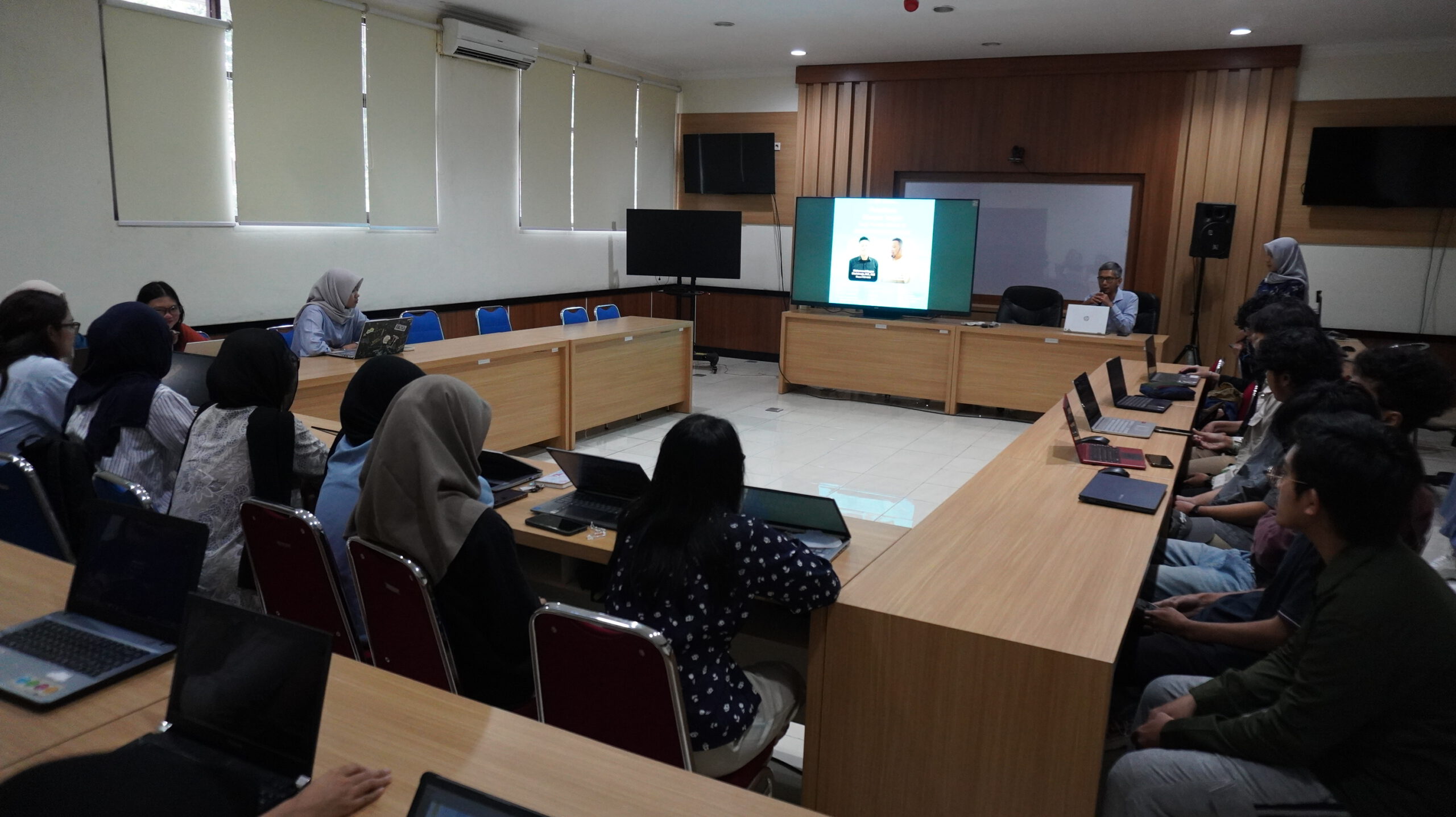FEB UNS Organizes Export-Import Training for Beginners, Equipping Students with International Trade Skills