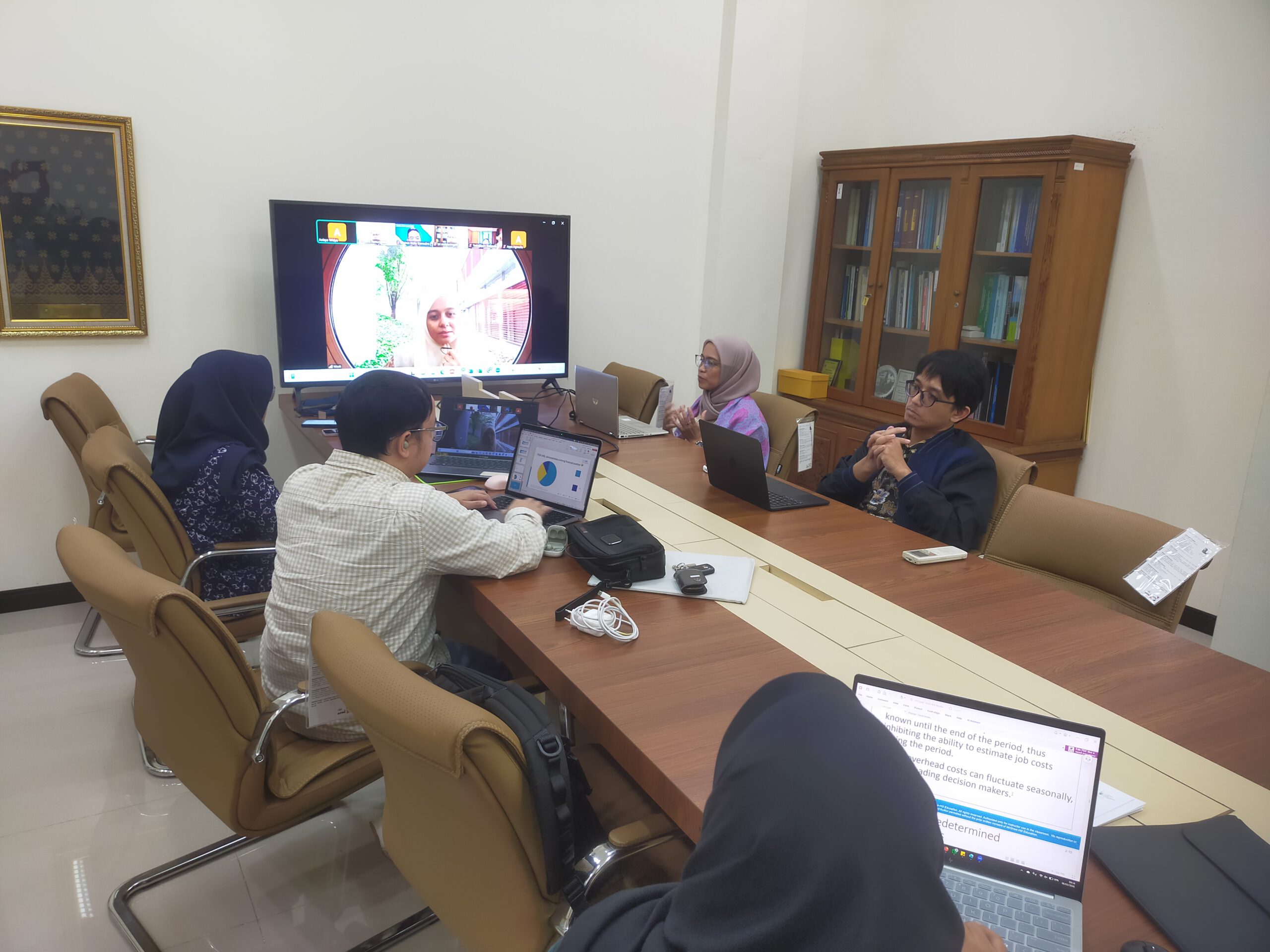 FEB UNS Discusses Document Preparation, Strengthening Faculty Position Toward AACSB Accreditation with Universiti Putra Malaysia