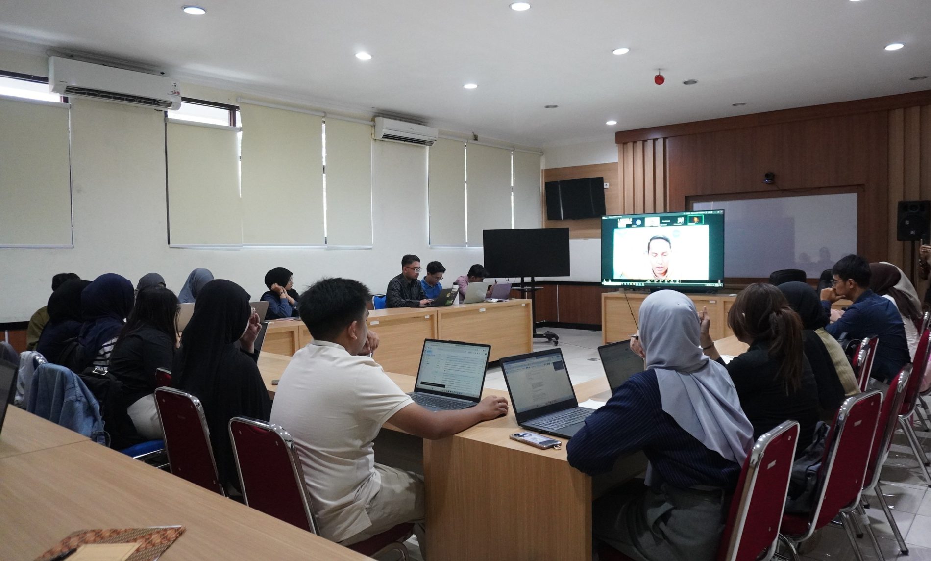 Laboratorium Teknologi Informasi Terpadu FEB UNS Adakan Pelatihan Alat Analisis STATA I