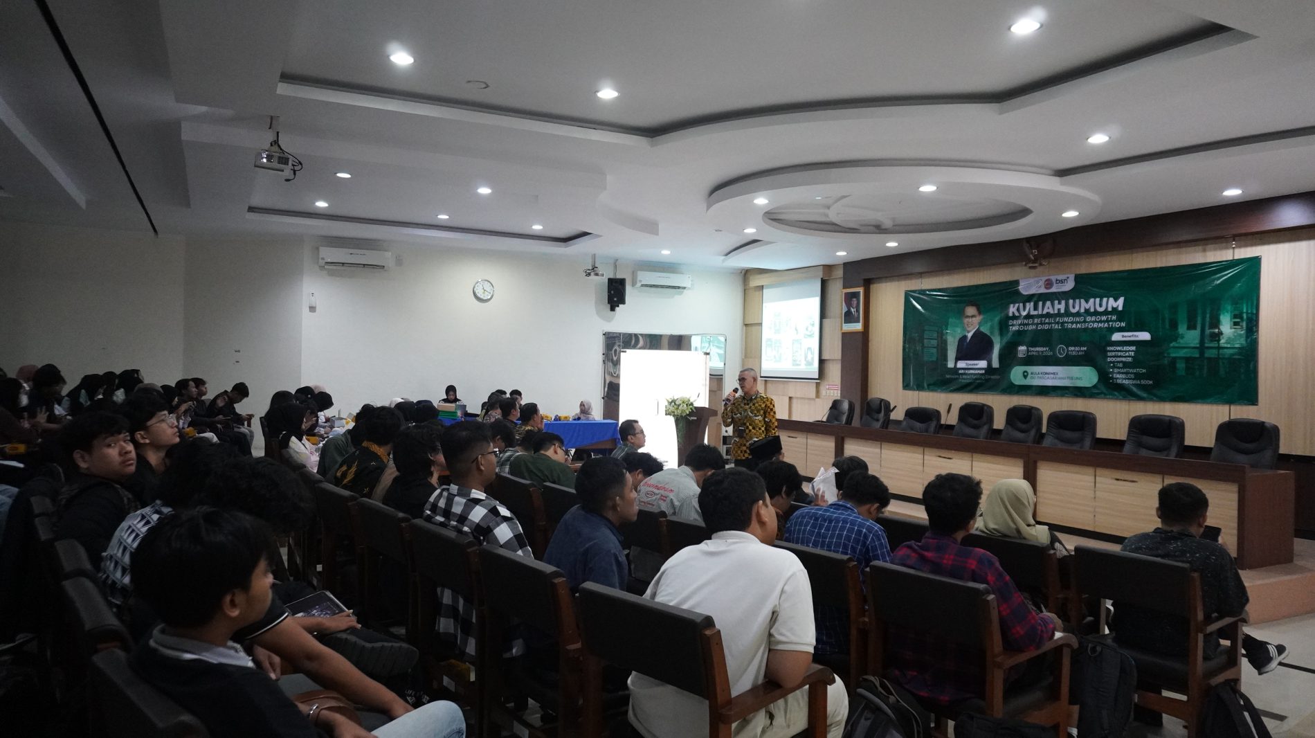 FEB UNS Gelar Kuliah Umum Bahas Transformasi Digital untuk Dorong Pertumbuhan Retail Funding Perbankan Syariah