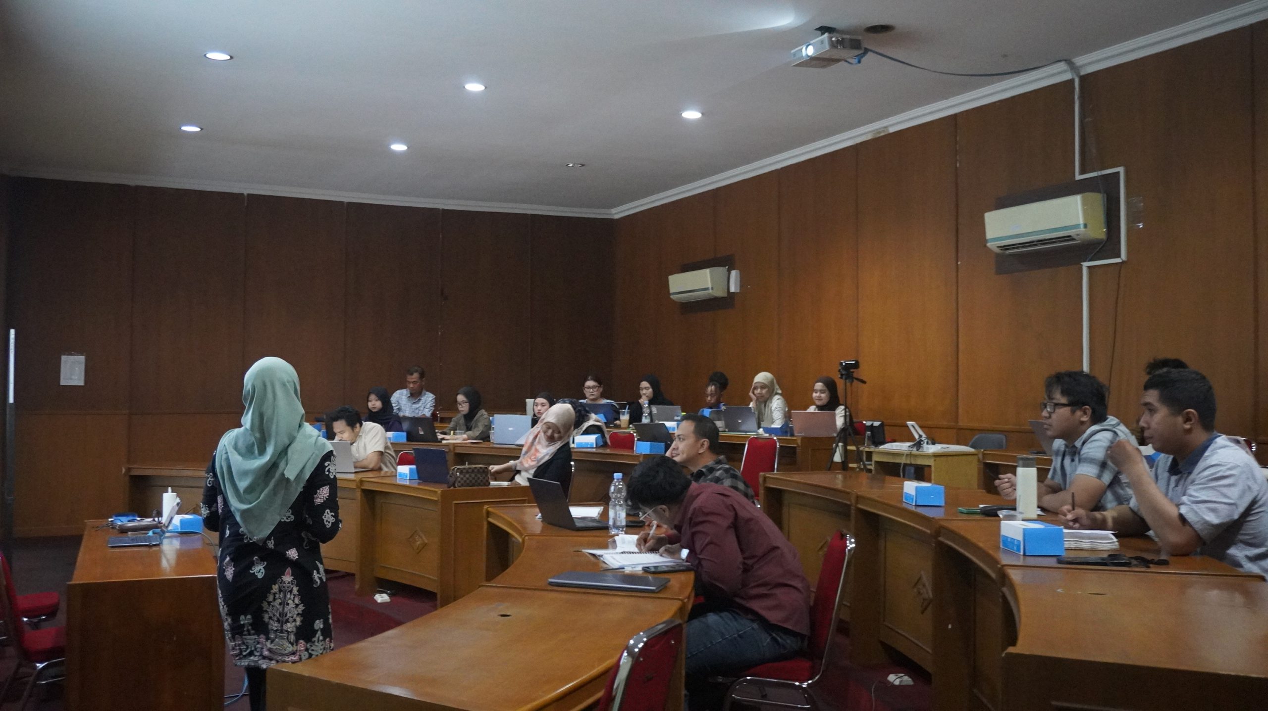 Menjembatani Riset dan Kebijakan Publik, FEB UNS Gelar Workshop Penyusunan Policy Brief Berdampak