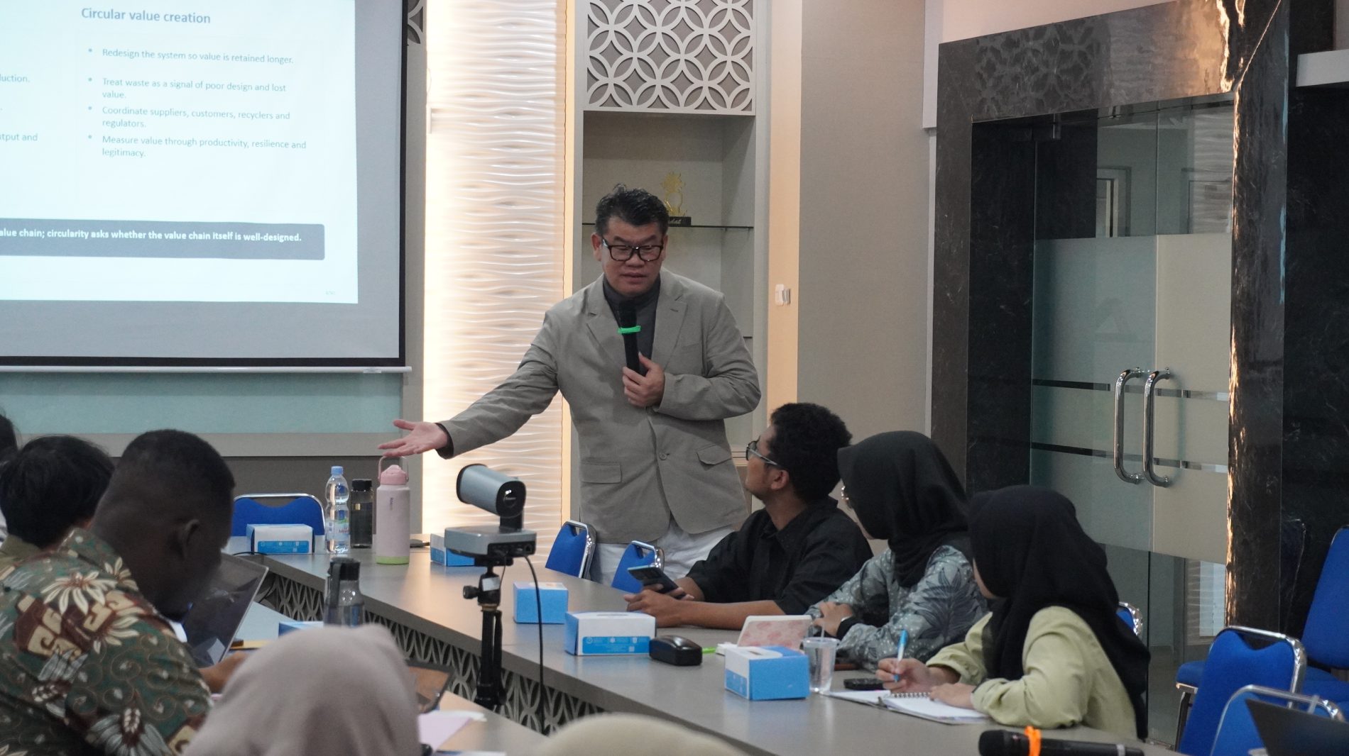 Visiting Lecturer MESP FEB UNS Bahas Peran Ekonomi Sirkular dalam Transformasi Industri