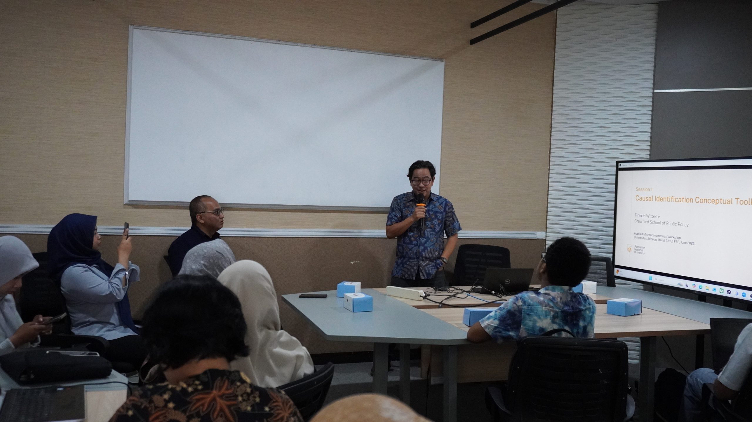 FEB UNS Gelar Visiting Scholar Series Bersama Firman Witoelar, Bahas Metode Penelitian hingga Strategi Publikasi Internasional