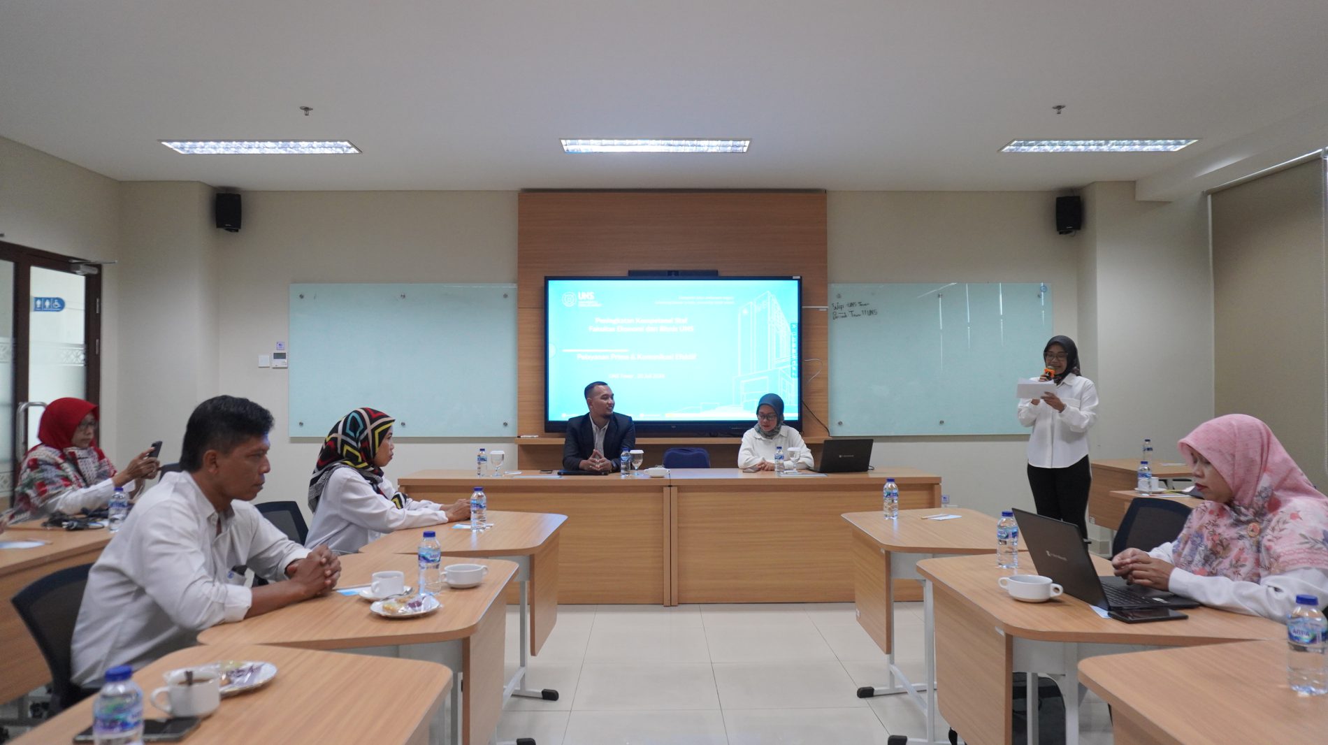Pelayanan Hebat Dimulai dari SDM Berkualitas, FEB UNS Gelar Pelatihan Pelayanan Prima dan Komunikasi Efektif