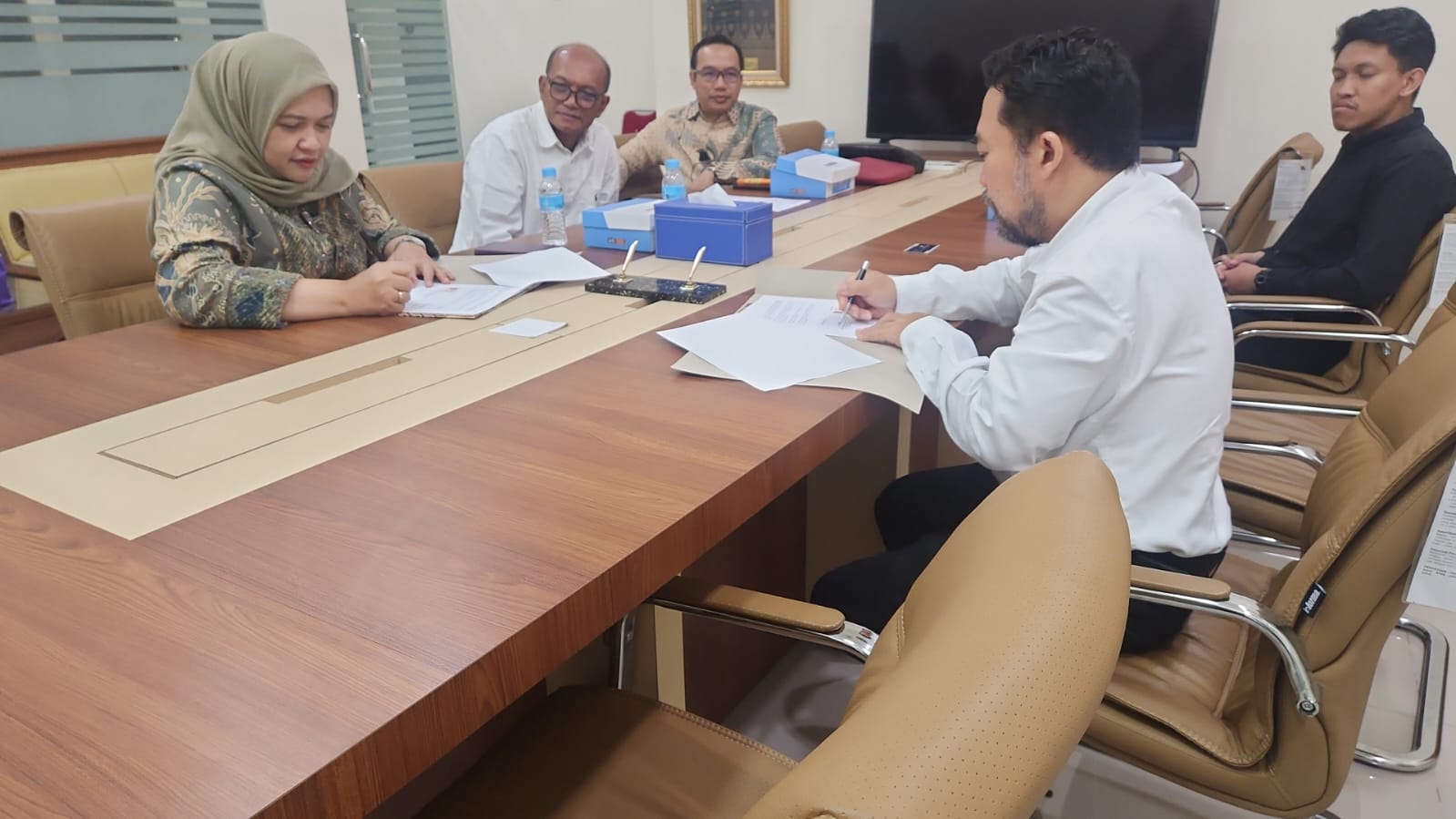 FEB UNS dan FEB Universitas Terbuka Tandatangani Implementation Agreement Pengembangan Kapasitas Dosen