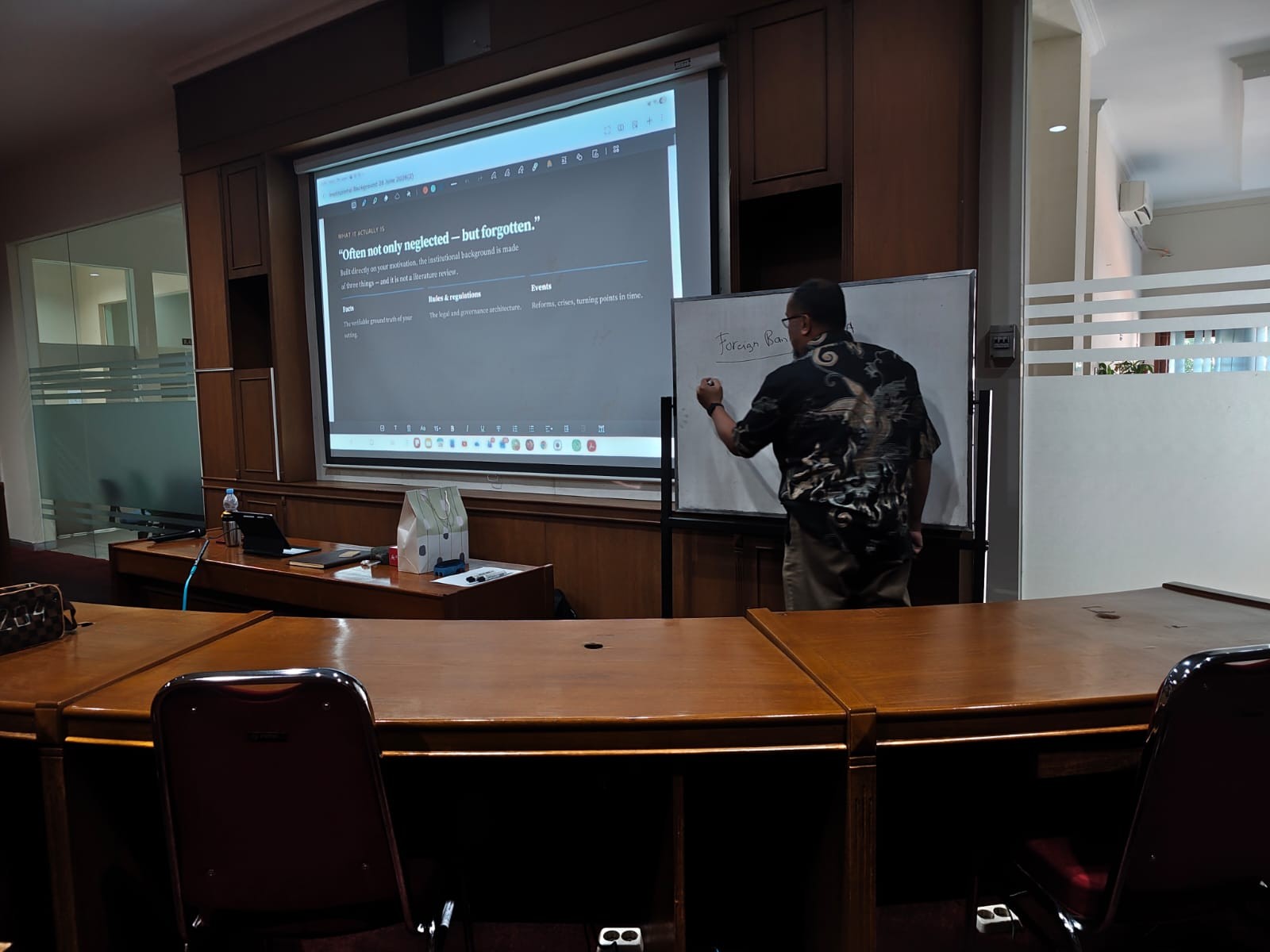 Visiting Top Professors FEB UNS Perkuat Kapasitas Riset Mahasiswa Pascasarjana Melalui Pendalaman Institutional Background dan Hypotheses Development