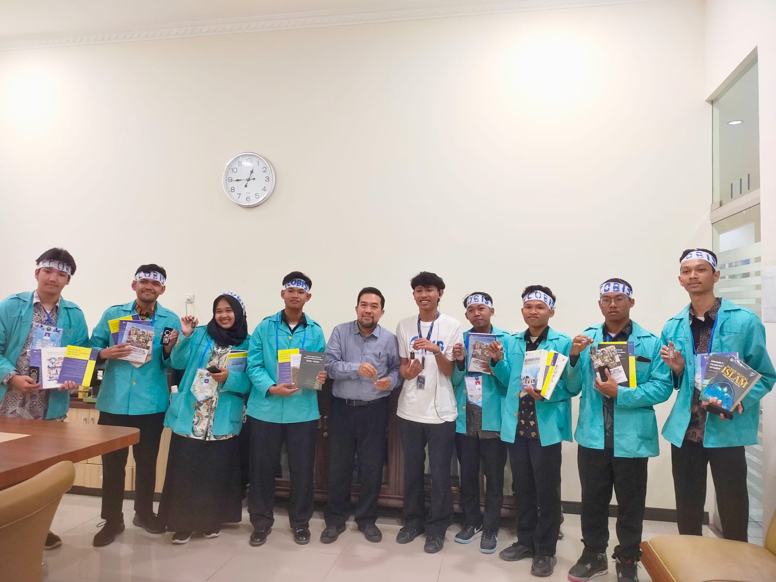 Apresiasi Keaktifan Mahasiswa Baru, Dekan FEB UNS Bagikan Buku di PKKMB 2026