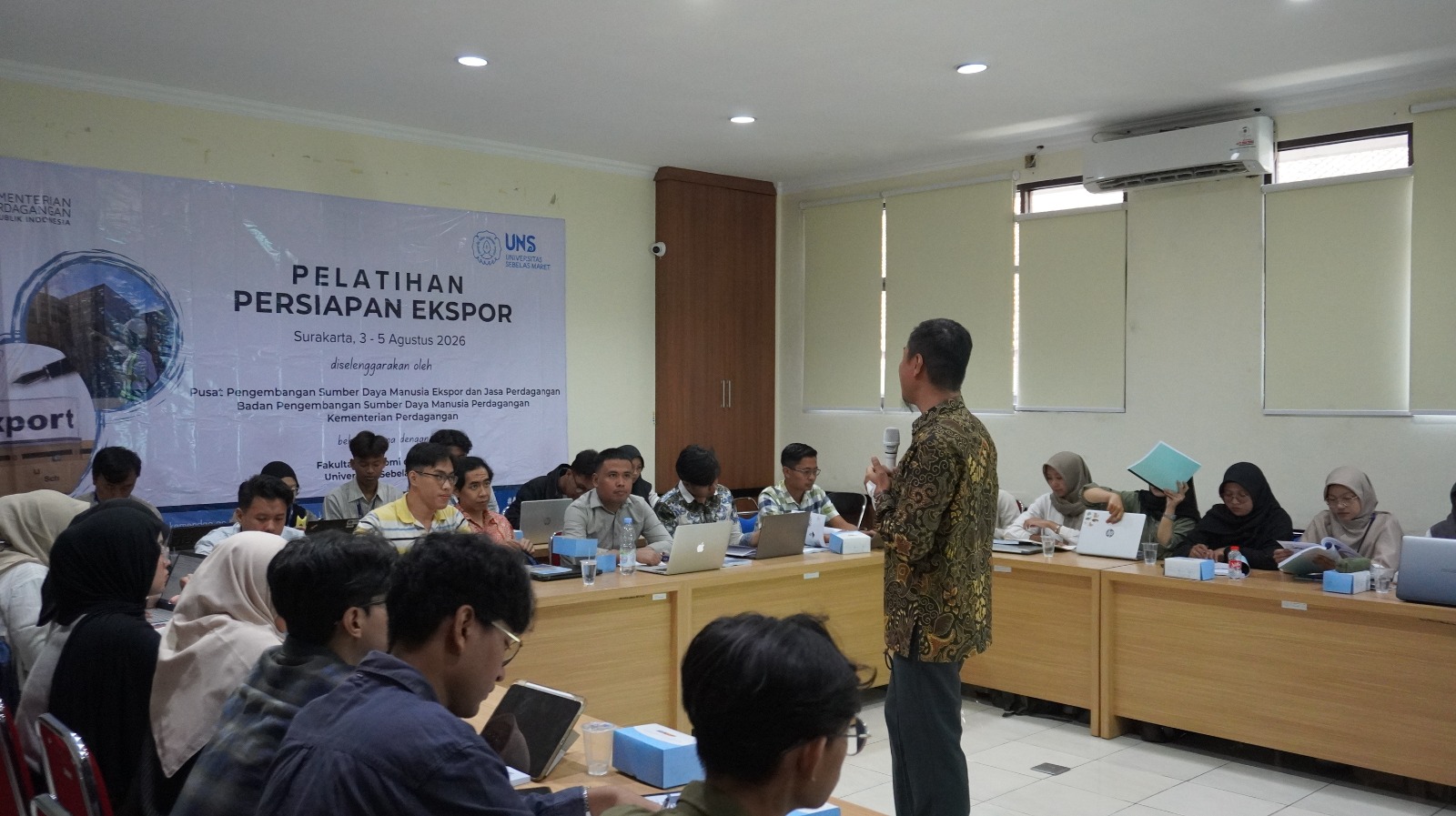 30 Mahasiswa FEB UNS Ikuti Pelatihan Persiapan Ekspor Bersama PPEJP Kementerian Perdagangan