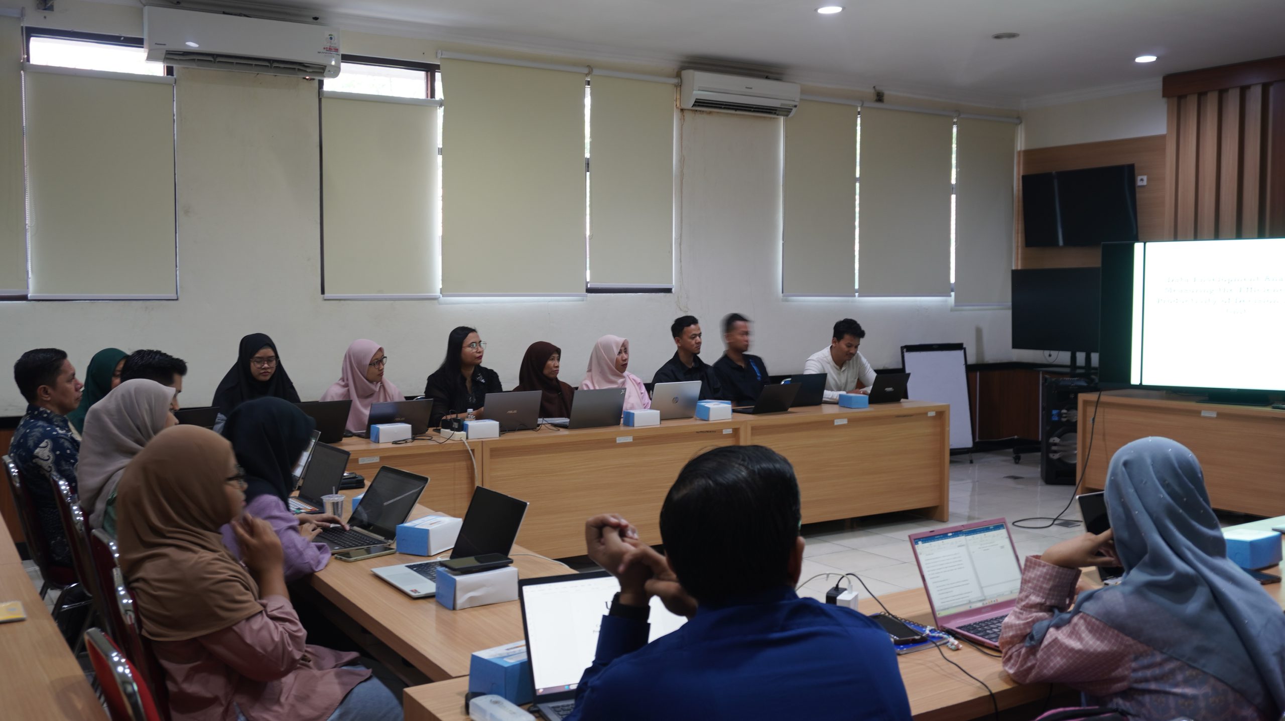 Workshop Data Envelopment Analysis DEA, FEB UNS Hadirkan 2 Pakar Malaysia