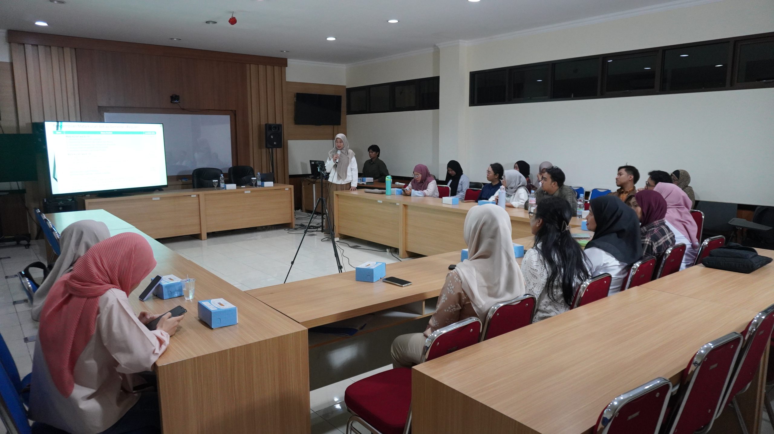 OSMARU MAKSI FEB UNS Bekali Mahasiswa Baru dengan Wawasan Publikasi dan Pengembangan Karier Profesional