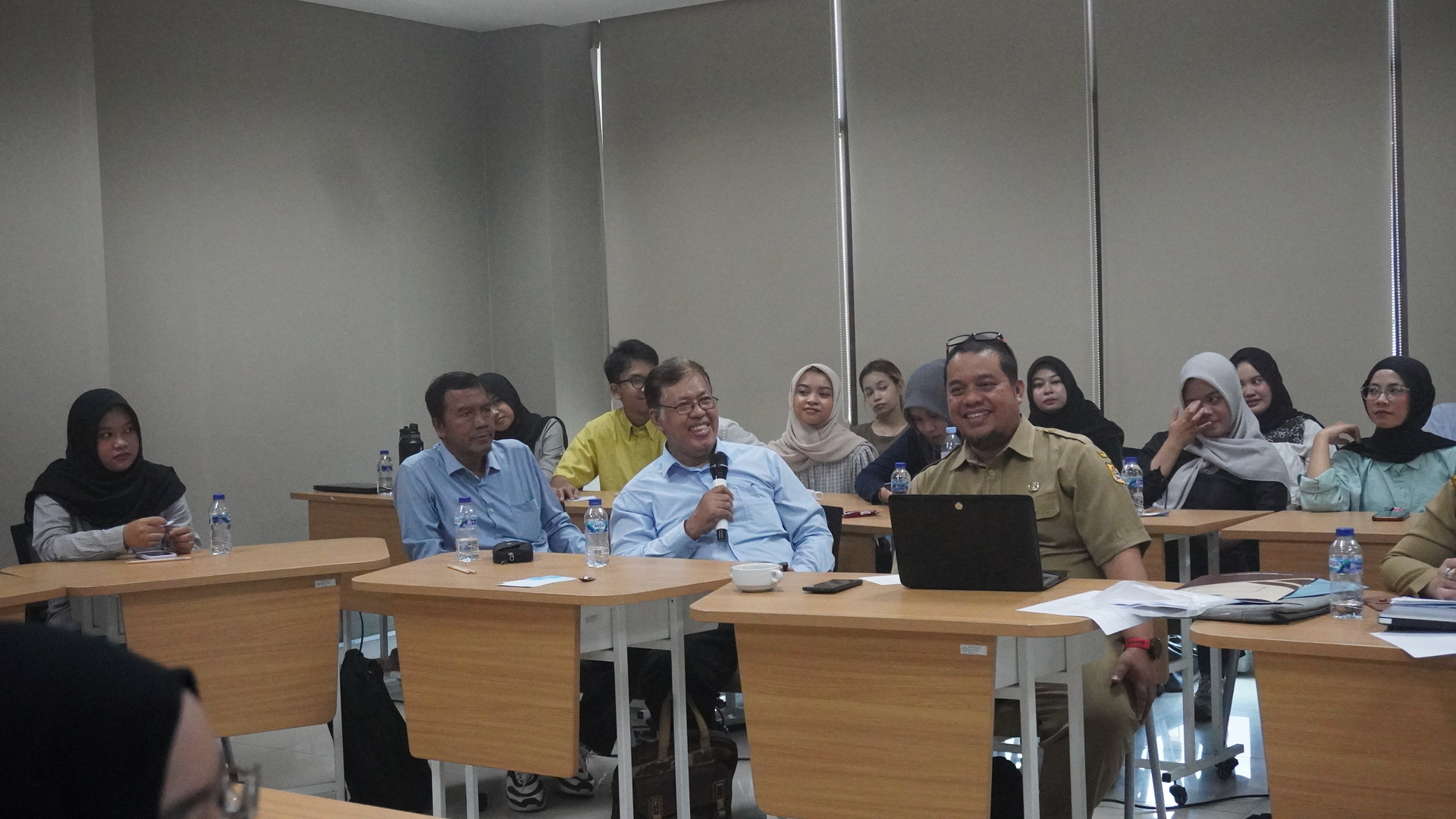 Fiscal Corner FEB UNS Perkaya Kajian Kebijakan Fiskal Daerah dari Perspektif Praktik dan Metode Kualitatif