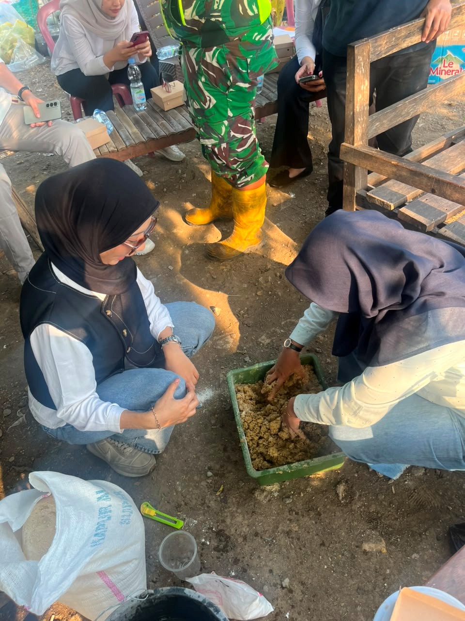 Dosen FEB UNS Kembangkan Integrasi UMAITA: Solusi Ekonomi Sirkular Ubah Sampah Organik Jadi Pakan Ternak di TPS3R Mojo Makmur