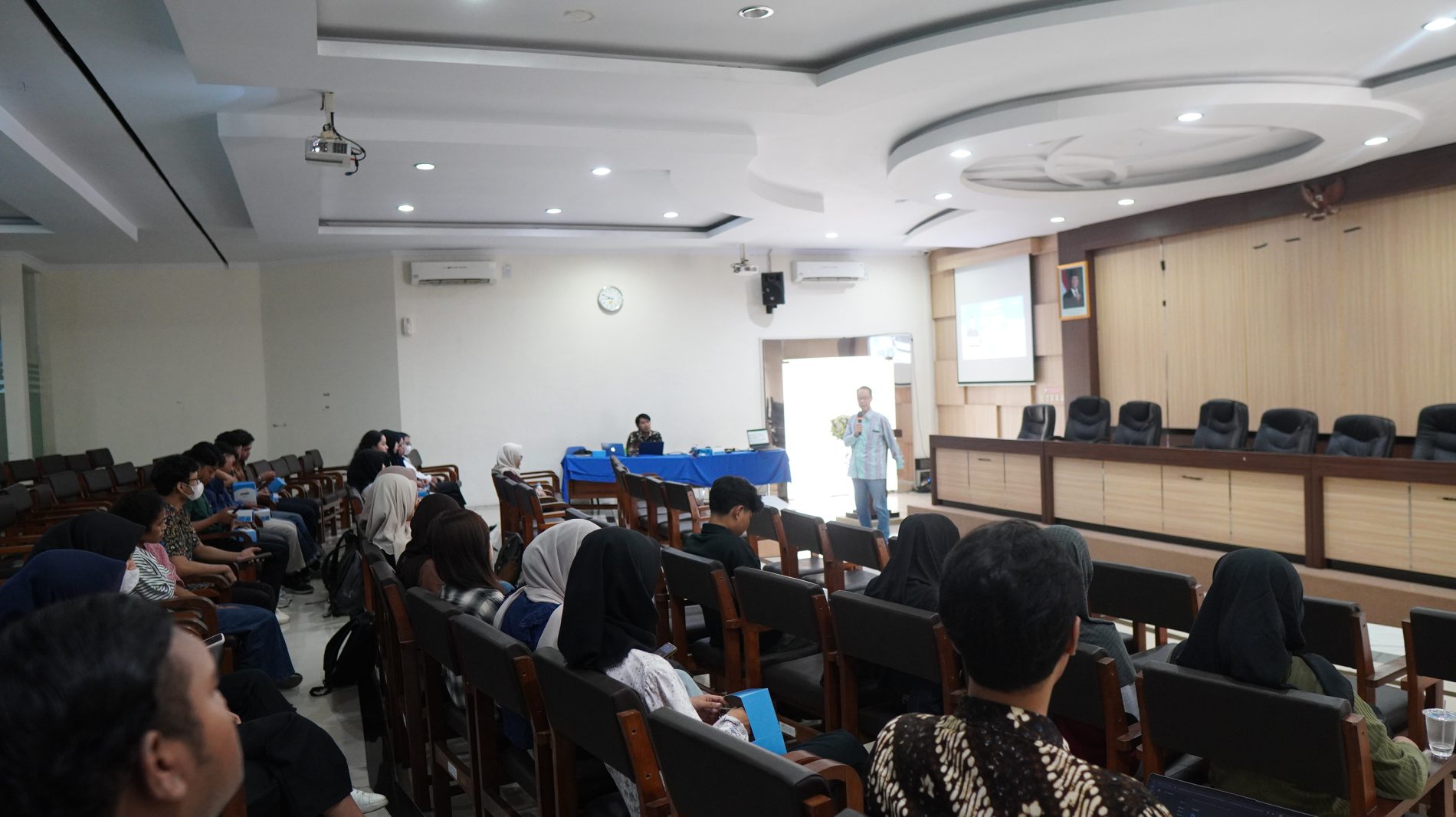 Bisnis Jalan, Cashflow Aman: Lab Kewirausaahan FEB UNS Bekali Mahasiswa dan UMKM Gen Z Strategi Pengelolaan Keuangan Berkelanjutan