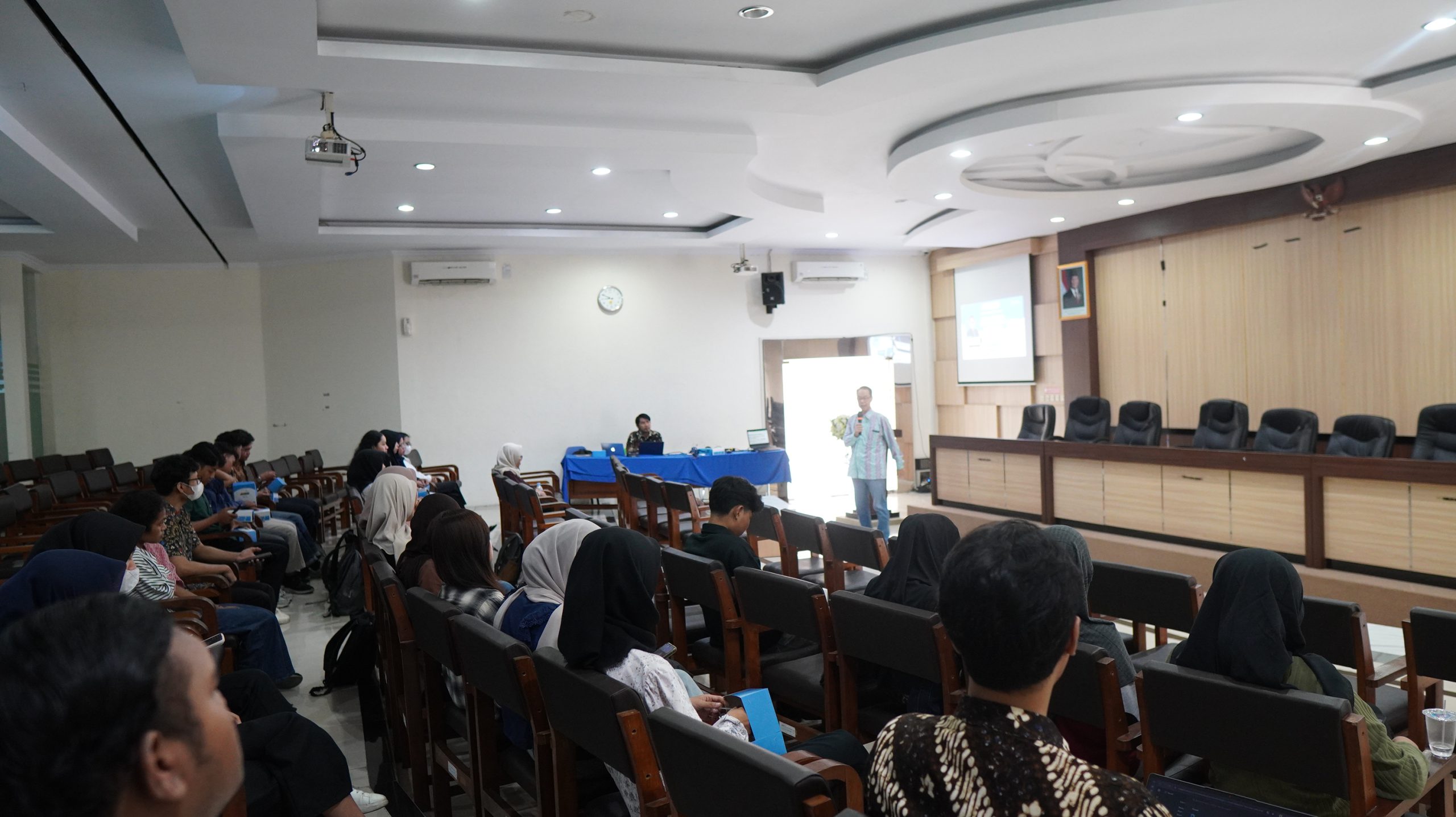 Bisnis Jalan, Cashflow Aman: Lab Kewirausaahan FEB UNS Bekali Mahasiswa dan UMKM Gen Z Strategi Pengelolaan Keuangan Berkelanjutan
