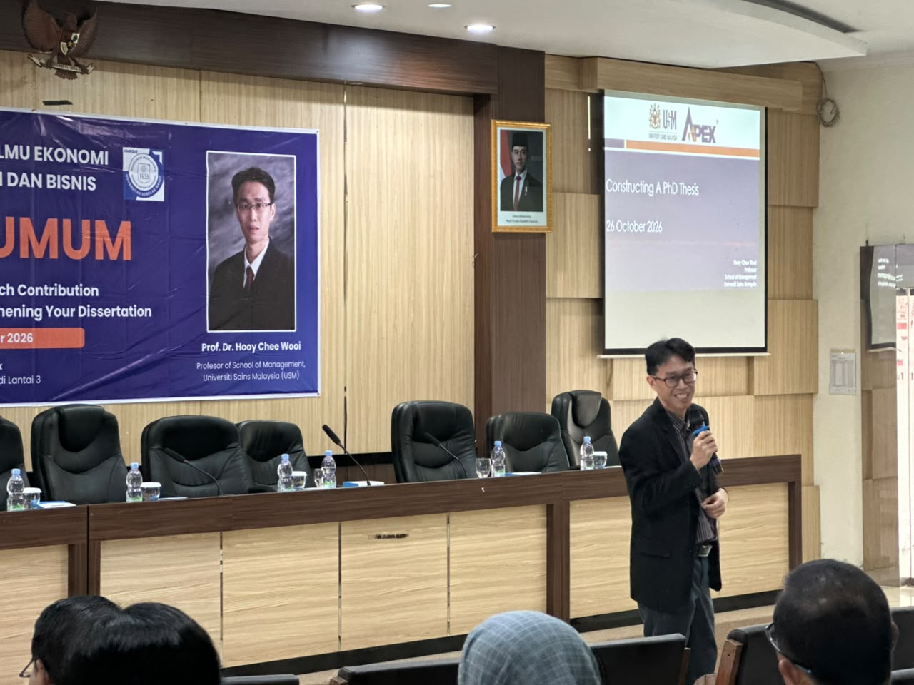 Tingkatkan Standar Disertasi Mahasiswa Doktor, PDIE FEB UNS Hadirkan Prof. Hooy Chee Wooi dari USM Malaysia dalam Kuliah Umum Penelitian Doktor
